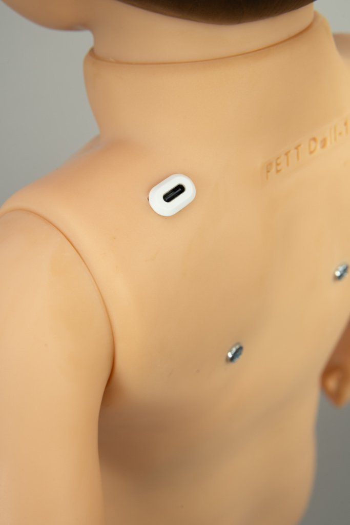 App móvil controlando funciones de luz o sonido del simulador.